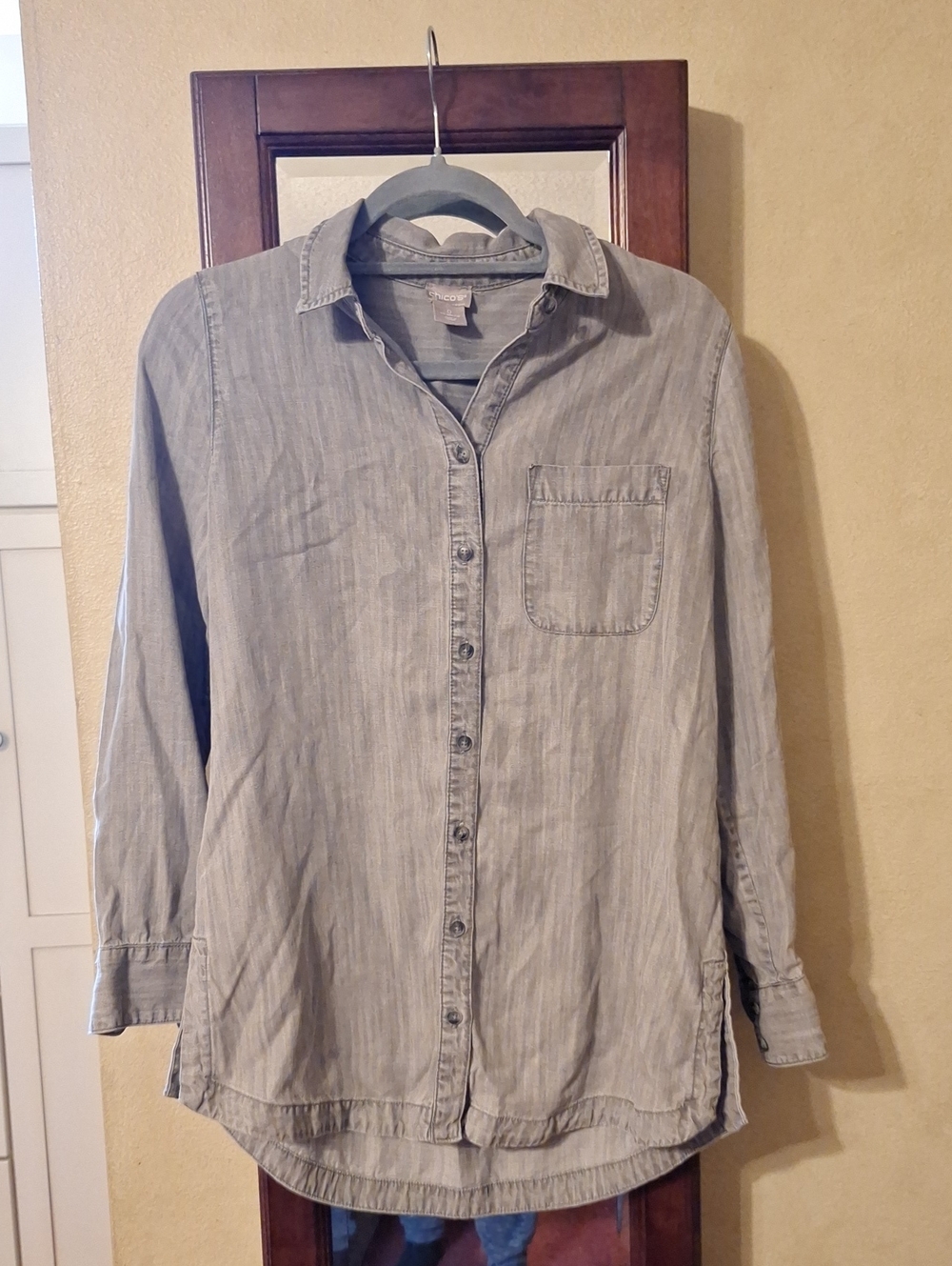 Chico's Light Gray Button-Down Shirt Sz. S ( Chico's Sz. 0 )